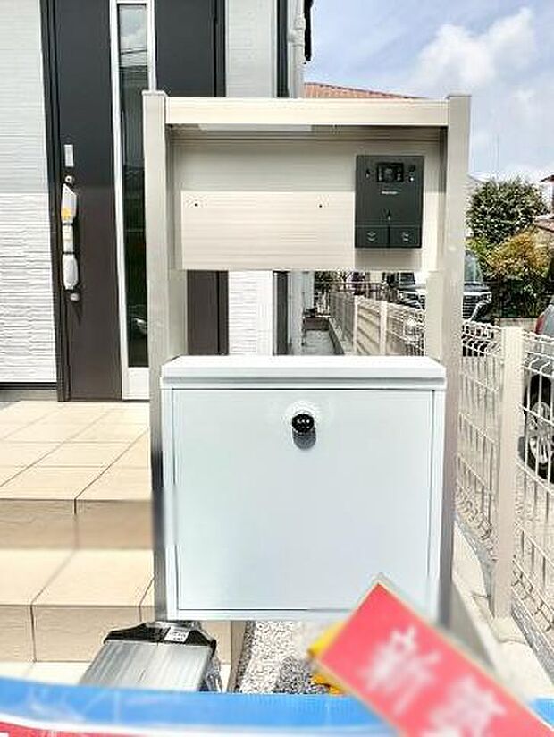表札・インターホン・ポストをひとつに集約。エントランスになじむシンプルデザイン。