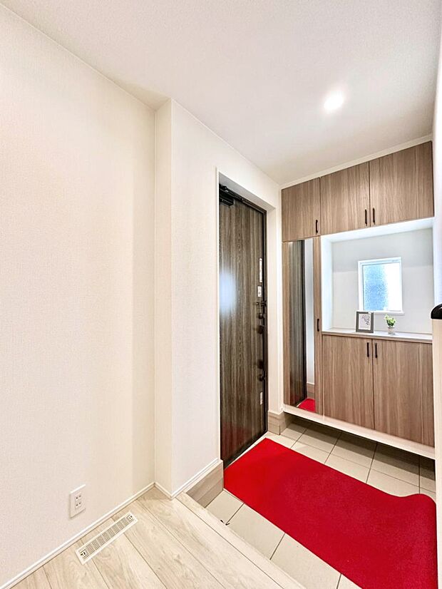 飾り棚を利用して、お越しいただくお客様をおもてなしできます。