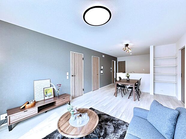 明るい陽光が注ぎ、寛ぎの雰囲気に満たされるリビング・ダイニング。