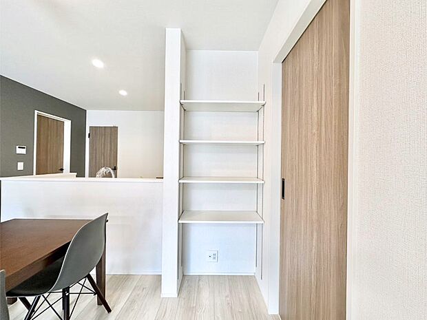 キッチンカウンター飾り棚