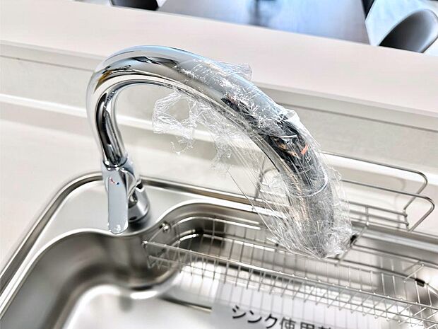 センサーに手をかざすだけで吐水/止水ができるタッチレス水栓。浄水器付き。