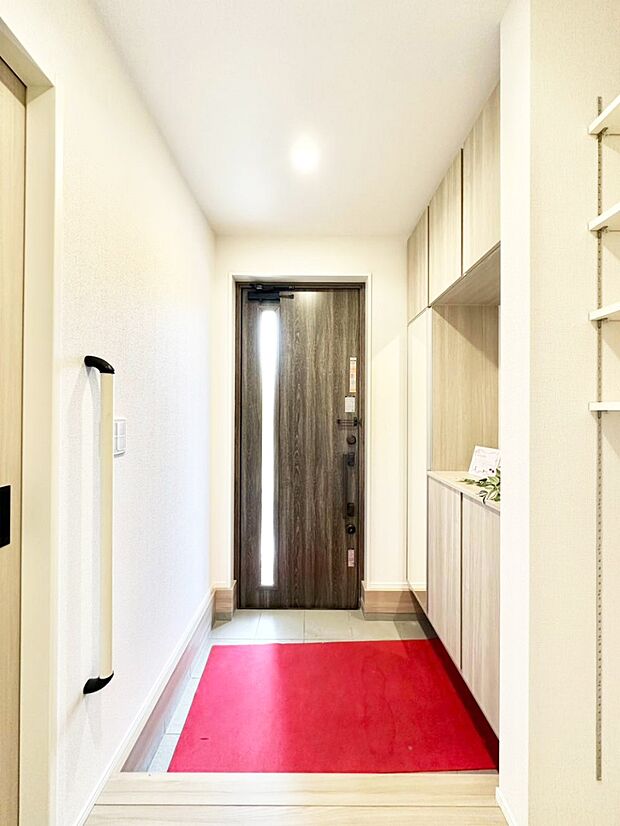 明るい陽光が入り込む玄関。ご家族の靴もスッキリ収納できる玄関収納付き!