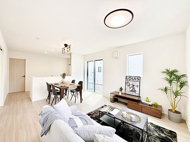 ご家族の賑やかな話し声で包まれる明るいリビング