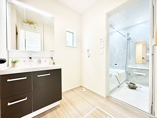 清潔感のある快適空間です。毎日の身支度も気持ち良くお使い頂けます。