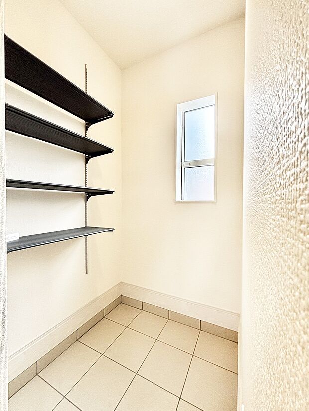 たっぷりの収納力を備えた土間収納付きの玄関