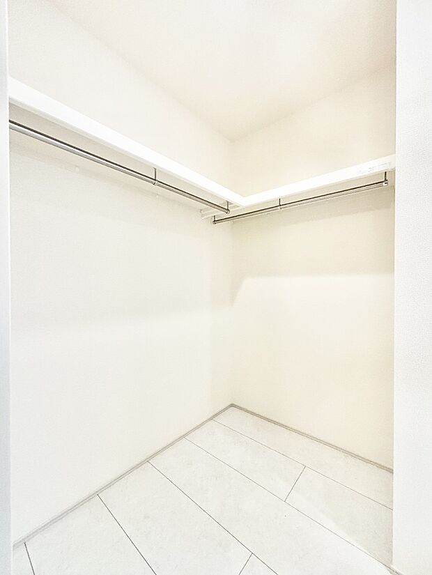 脱衣スペースに大型収納を完備しています