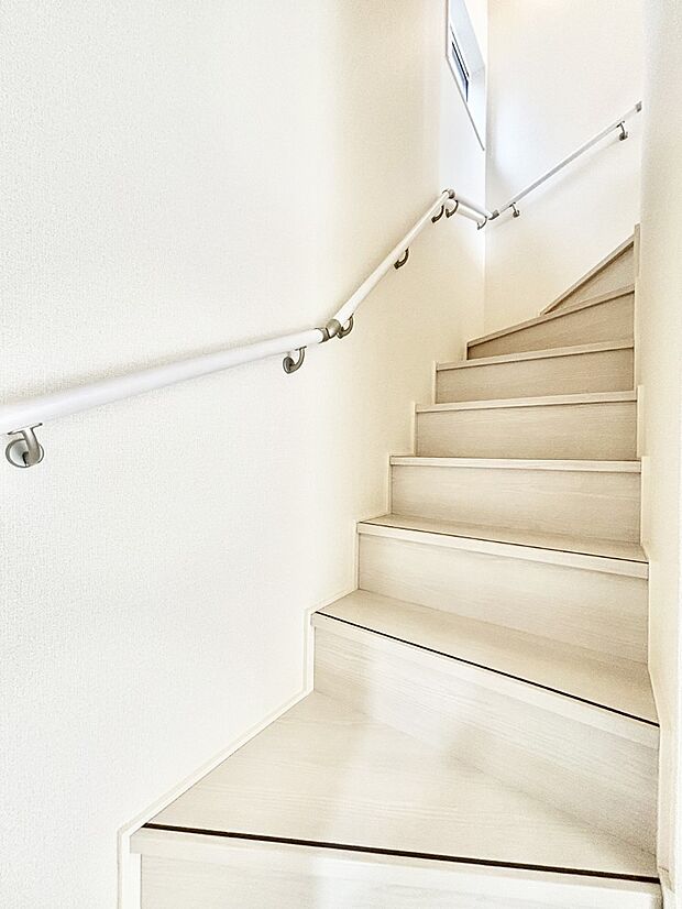 安全性を考慮し階段には手すりを設置しています