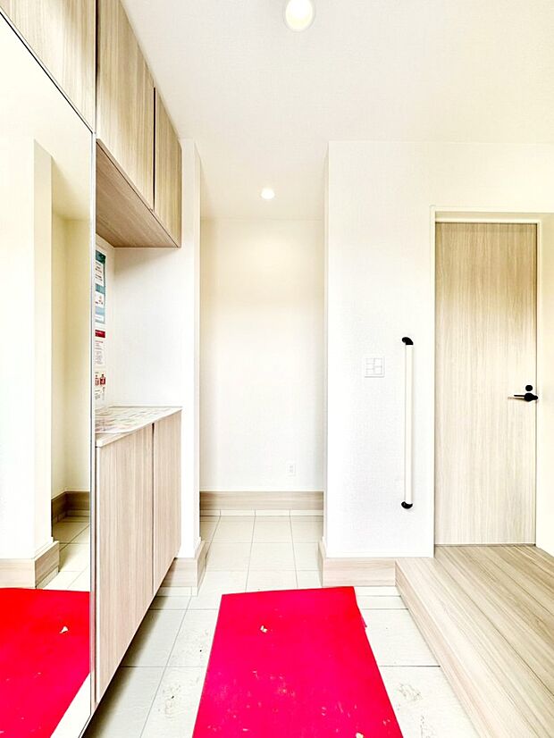 ご家族やお客様を気持ちよくお出迎えできる穏やかな雰囲気の玄関です。