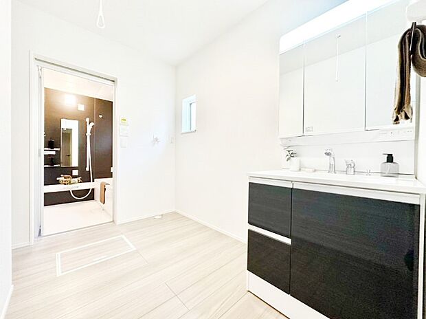 清潔感のある快適空間です。毎日の身支度も気持ち良くお使い頂けます。