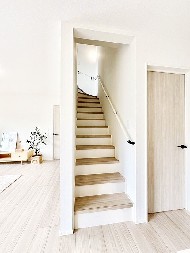 ご家族間のコミュニケーションが深まるリビングイン階段を採用しました