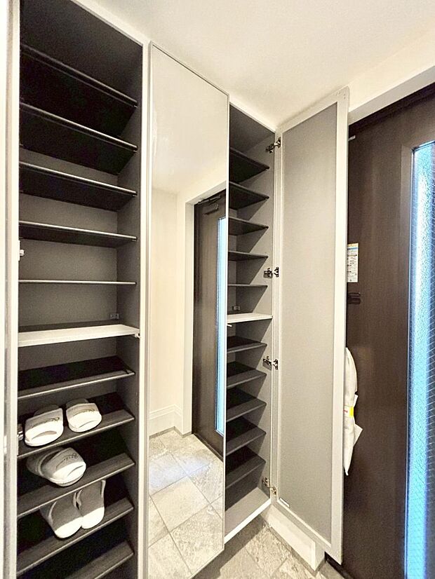 ミラー付きシューズボックスはお出かけ前の身だしなみチェックに便利