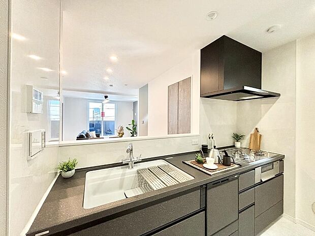 リビングを見渡せる人気のカウンターキッチン。 家族を見守りながら家事をすることができます。