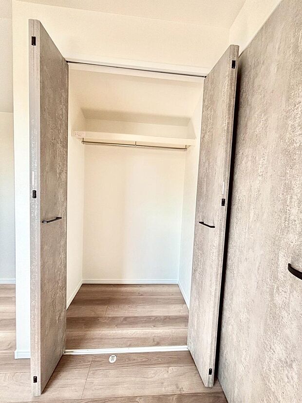 洋室のクローゼット。奥行きがあるので厚手の衣類もすっきり収まります。