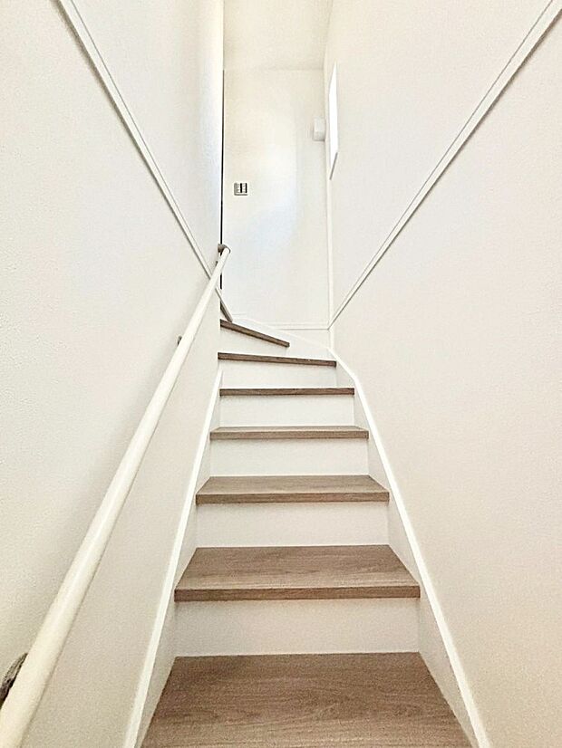 階段は手すり付きなので小さなお子様やご年配の方も安心です!