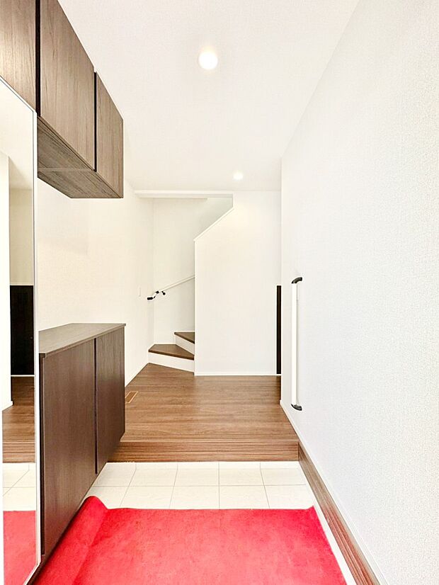 明るい陽光が入り込む玄関。ご家族の靴もスッキリ収納できる玄関収納付き!