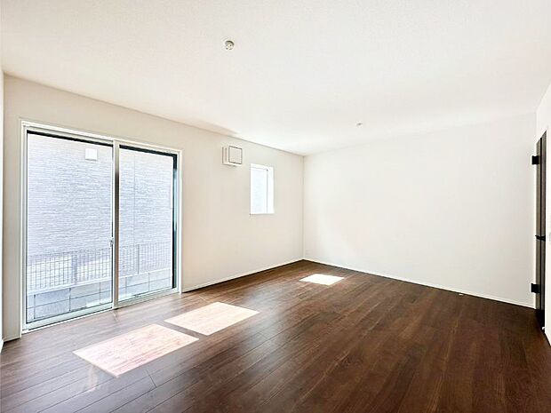 大きな窓からたっぷりの陽光と風を感じられるリビング