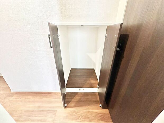 日用品のストックや水などの備蓄に使える階段下収納。