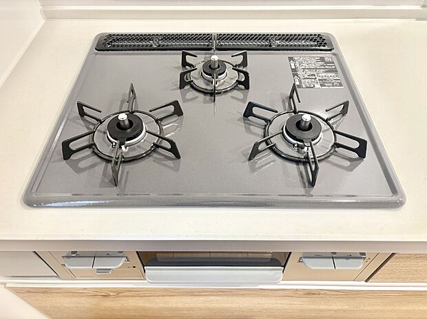 ガスコンロはSiセンサー搭載。火力調節や焦げ付き・消し忘れも防いでくれます。