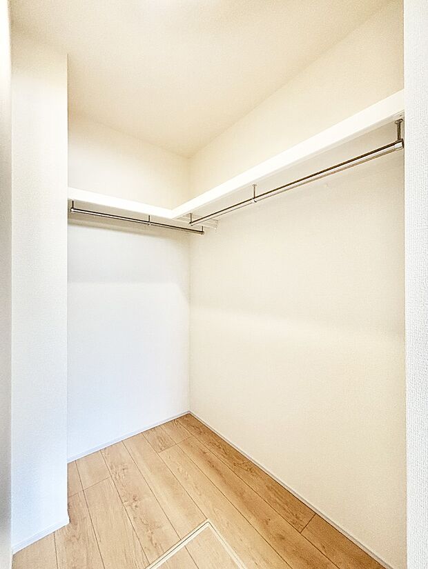 衣類をハンガーに掛けたまま収納できるWIC。衣類の整理整頓がしやすくて便利です!