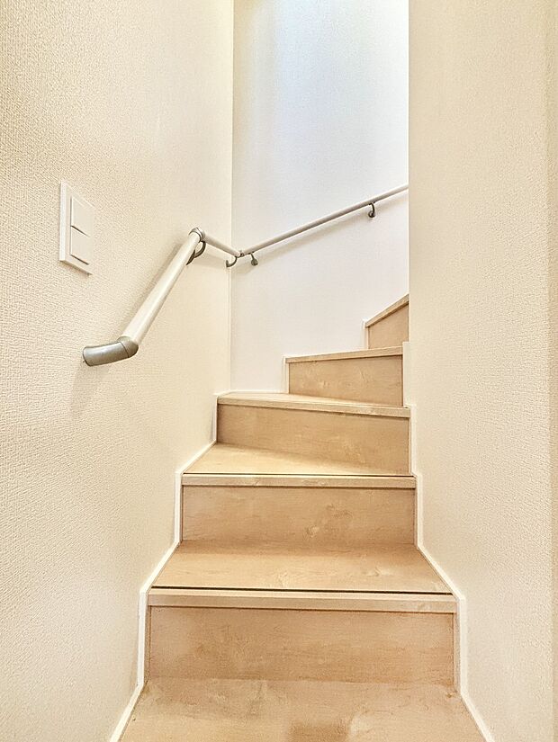 安全性を考慮し階段には手すりを設置しています