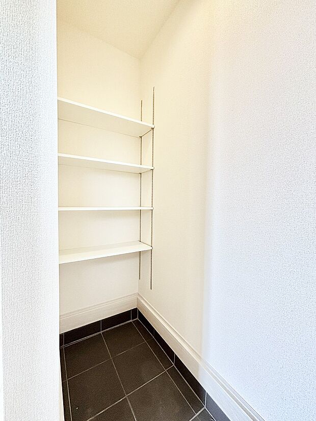 可動棚付き収納スペースがあるので、散らかりがちな玄関もスッキリ片付きます。