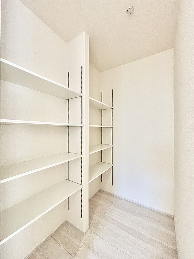 食品や日用品のストックもスッキリ収納できるキッチン横ストレージルーム。