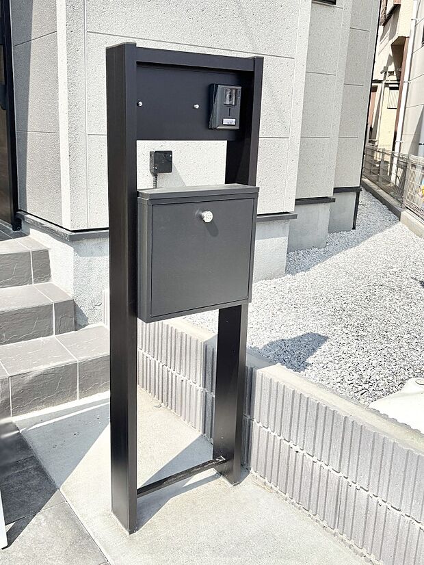 表札・インターホン・ポストをひとつに集約。エントランスになじむシンプルデザイン。