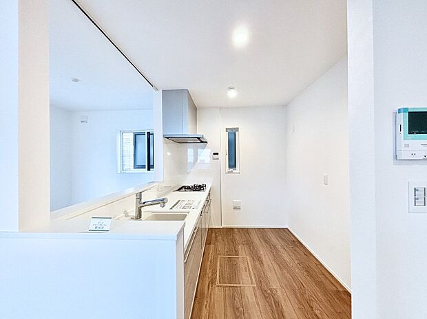 爽やかな風が通り抜けるキッチン。窓があるので明るく換気にも役立ちます。