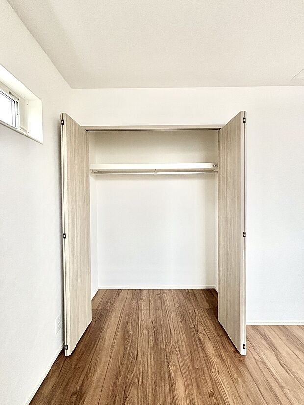 洋室のクローゼット。奥行きがあるので厚手の衣類もすっきり収まります。