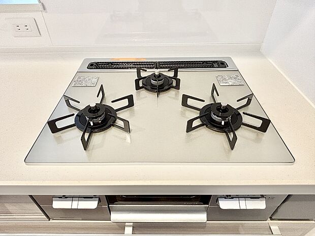 ガスコンロはSiセンサー搭載。火力調節や焦げ付き・消し忘れも防いでくれます。