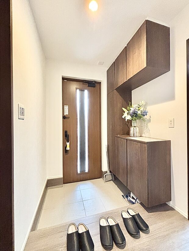 飾り棚を利用して、お越しいただくお客様をおもてなしできます。