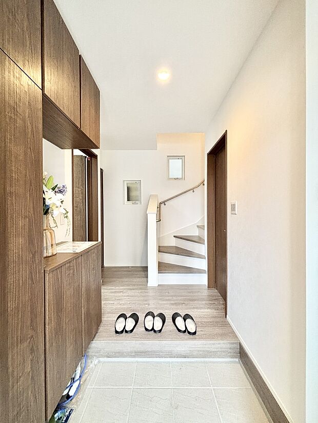 明るい玄関はお客様をお出迎えするのにぴったりです!