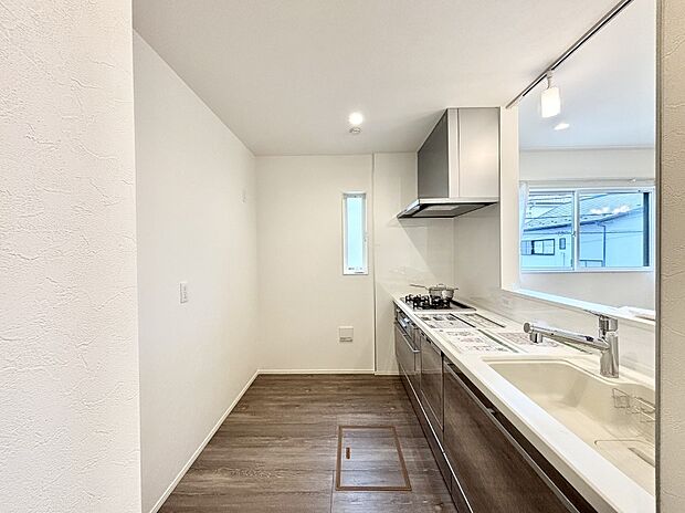 爽やかな風が通り抜けるキッチン。窓があるので明るく換気にも役立ちます。