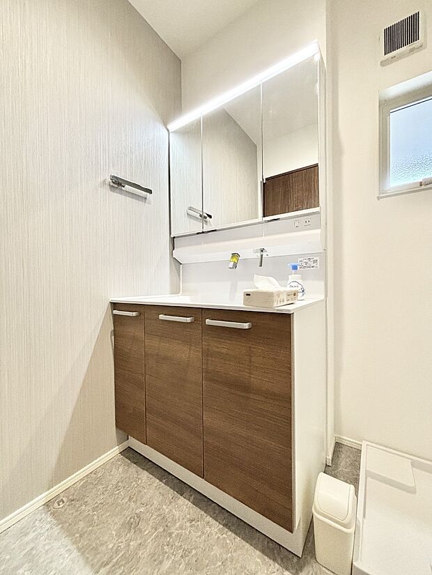 大きく見やすい三面鏡で清潔感ある洗面台は、身だしなみチェックや肌のお手入れにおすすめです。