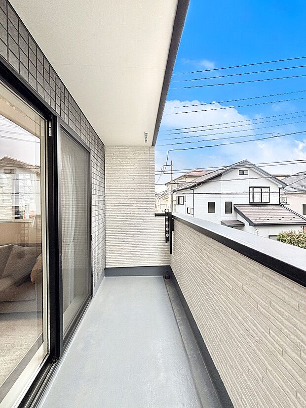 南向きのバルコニー!ご家族の洗濯物はもちろん、お布団もたっぷり干せます!