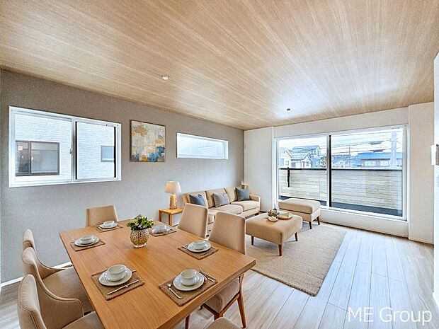 ご家族の賑やかな話し声で包まれる明るいリビング ※家具はCGです