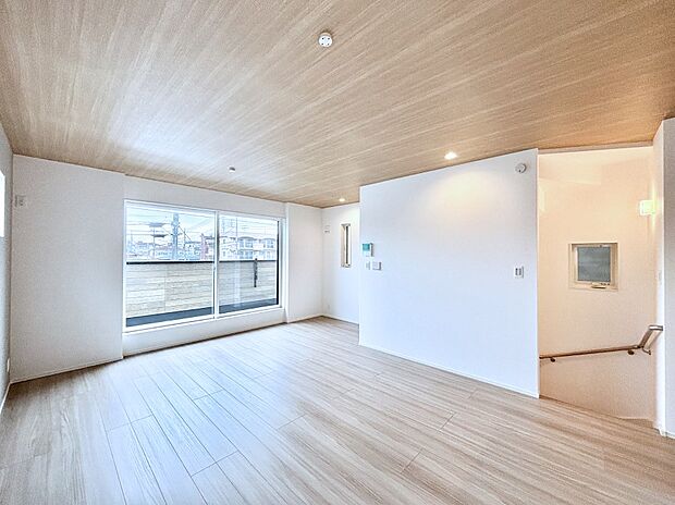 大きな窓からたっぷりの陽光と風を感じられるリビング