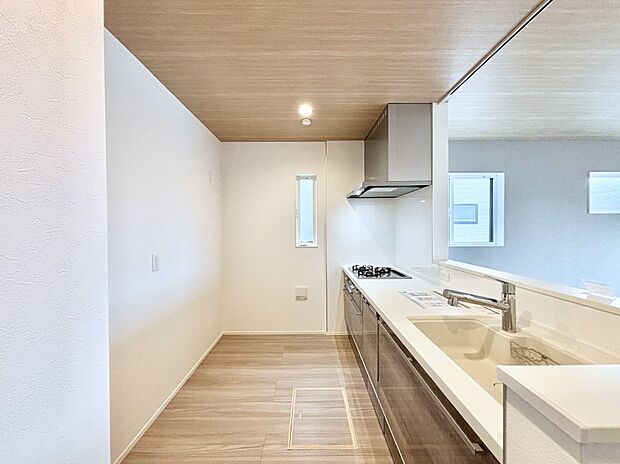 爽やかな風が通り抜けるキッチン。窓があるので明るく換気にも役立ちます。