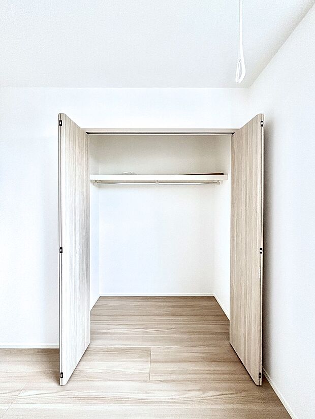 洋室のクローゼット。奥行きがあるので厚手の衣類もすっきり収まります。