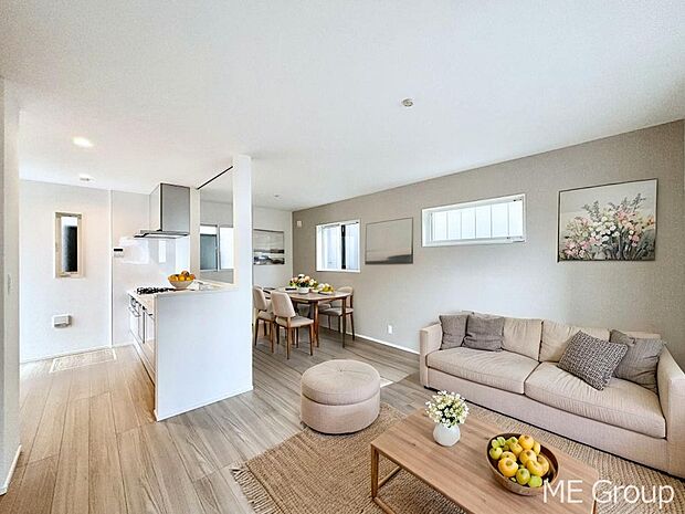 ご家族の賑やかな話し声で包まれる明るいリビング ※家具はCGです