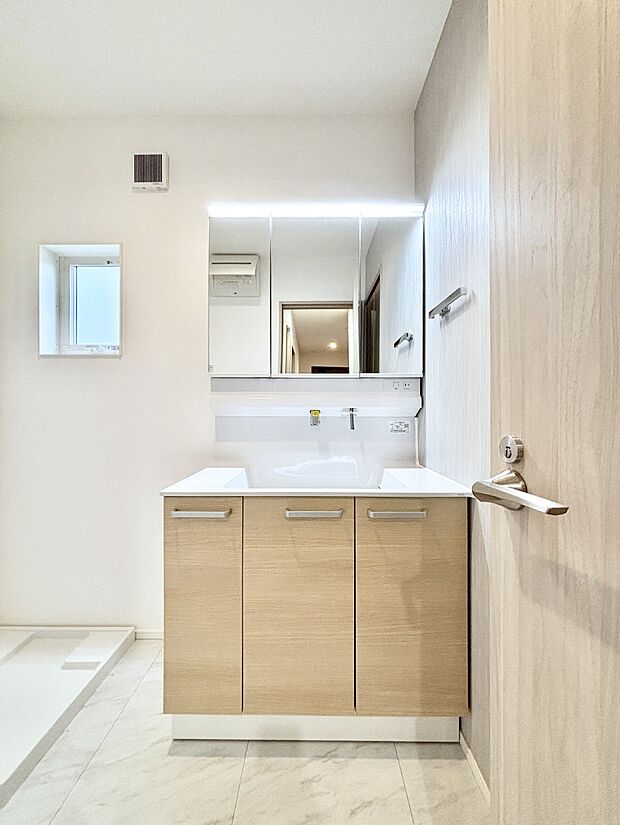 大きく見やすい三面鏡で清潔感ある洗面台は、身だしなみチェックや肌のお手入れにおすすめです。