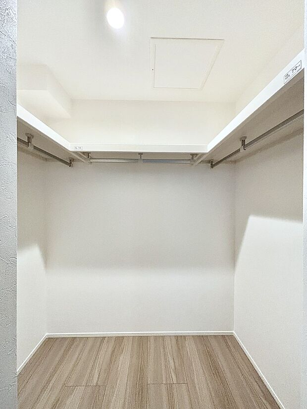 ウォークインクローゼット付きで生活空間を広く利用できます。