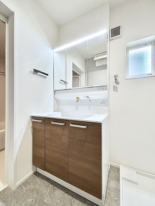 大きく見やすい三面鏡で清潔感ある洗面台は、身だしなみチェックや肌のお手入れにおすすめです。