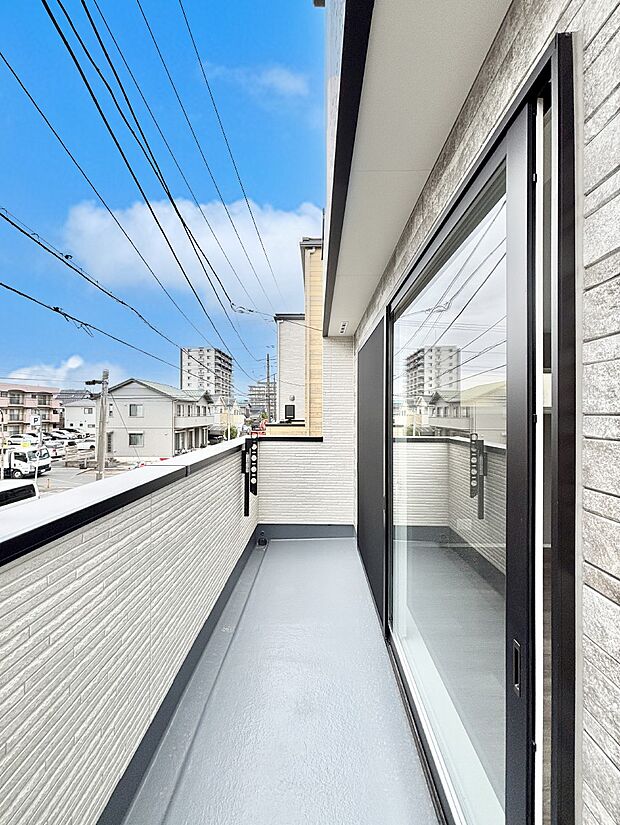 ゆったりバルコニーだから沢山お洗濯ものを干せます。