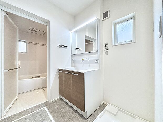 明るい洗面所は毎朝の身支度も楽しくできちゃいそうです。