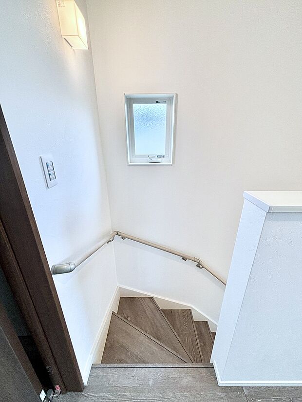 階段は手すり付きなので小さなお子さまやご高齢の方も安心です