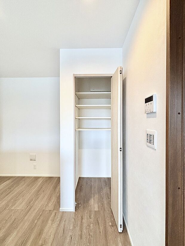 キッチンには収納スペースも完備しています