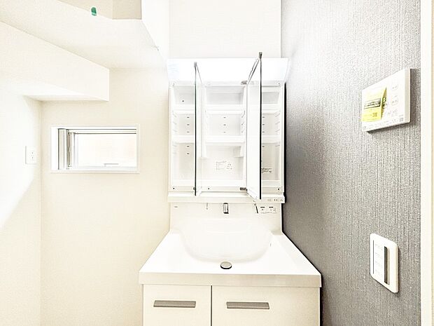 設備「無料オンライン相談」受付中！三面鏡の裏に、化粧品や衛生用品などを収納可能。