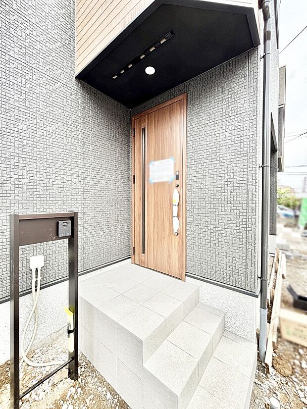 住まいの顔を演出する、玄関ドア。