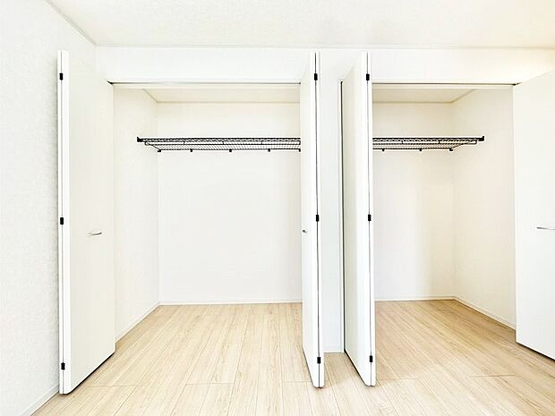 毎日着る衣類や荷物などの収納に便利なクローゼット付きです。